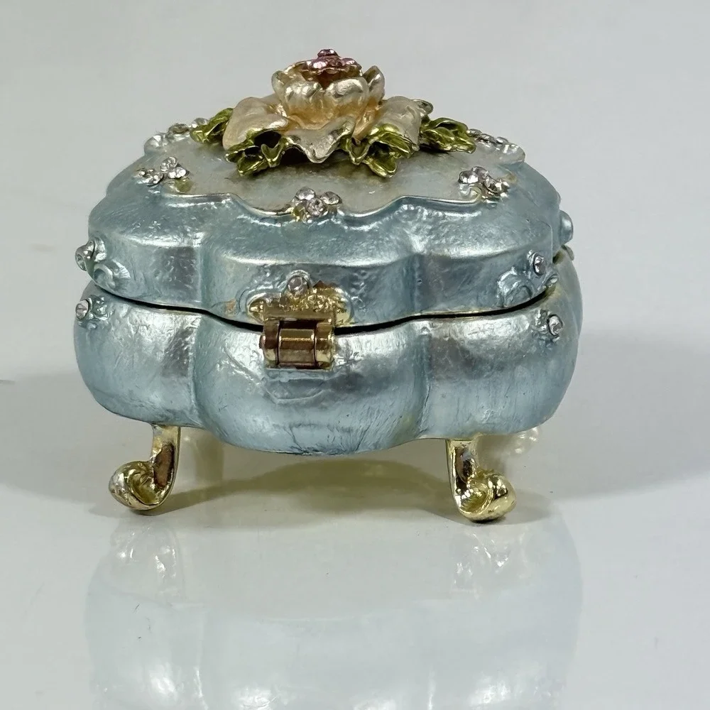Ornate‎ Victorian Blue Pearl Flower Jewelry Trinket Box Hinged Magnet Closure